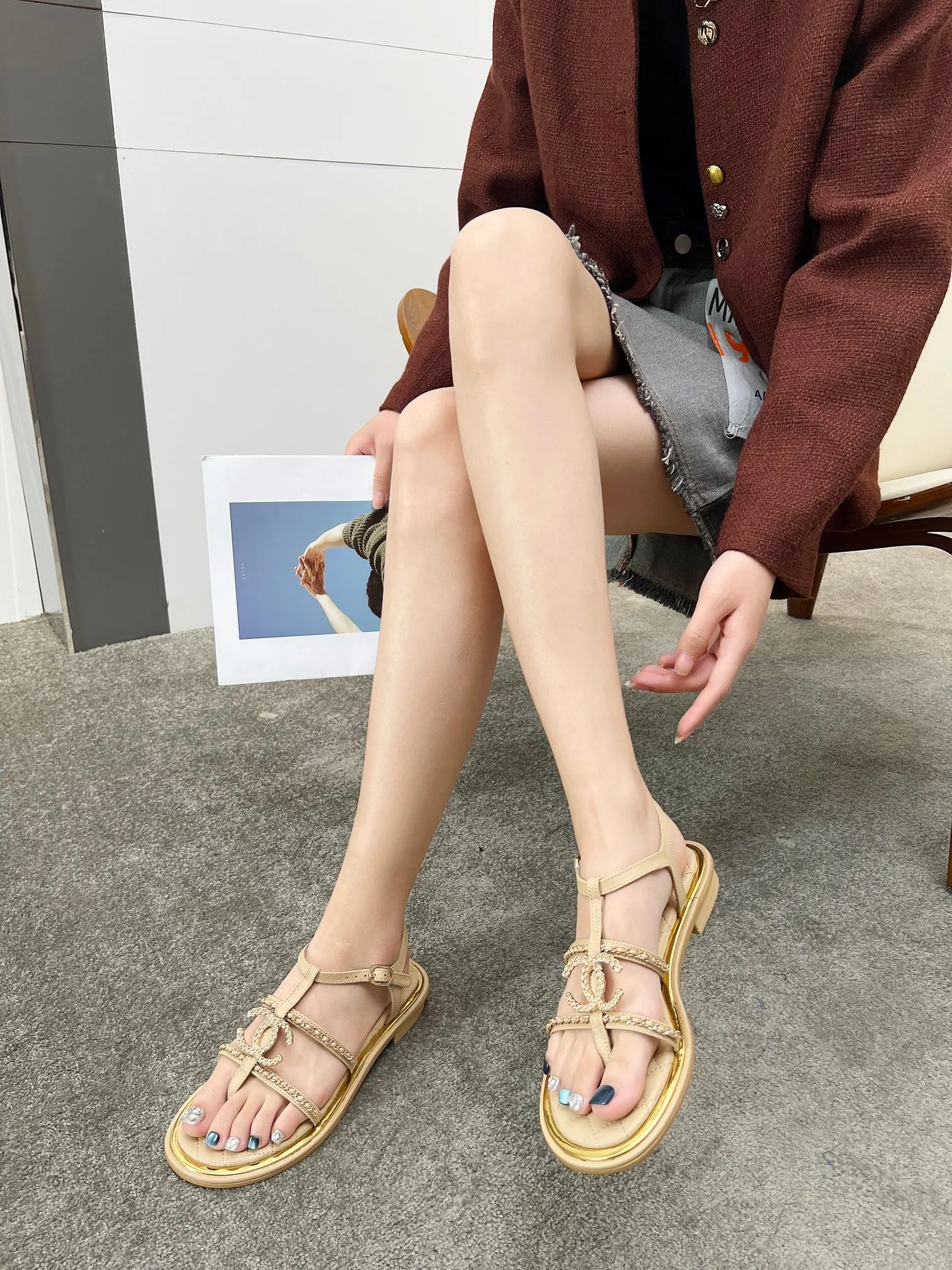 👟👟Ex-factory price 500👟👟 CHANEL2025 Xiaoxiang new classic flip-flop sandals, unique double-layer welt craftsmanship, 👡 👄Original 1:1 molded logo🧡Exudes lasting charm Xiaoxiang sandals👡Vivid intellectual elegance👥Brings out women’s unique beauty👩‍🦰 Fabric: Sheepskin Lining: Imported sheepskin , Outsole: Rubber outsole (leather outsole) Color: black/apricot/white, code number: 35-40 (41-41 customized, non-refundable and non-exchangeable)